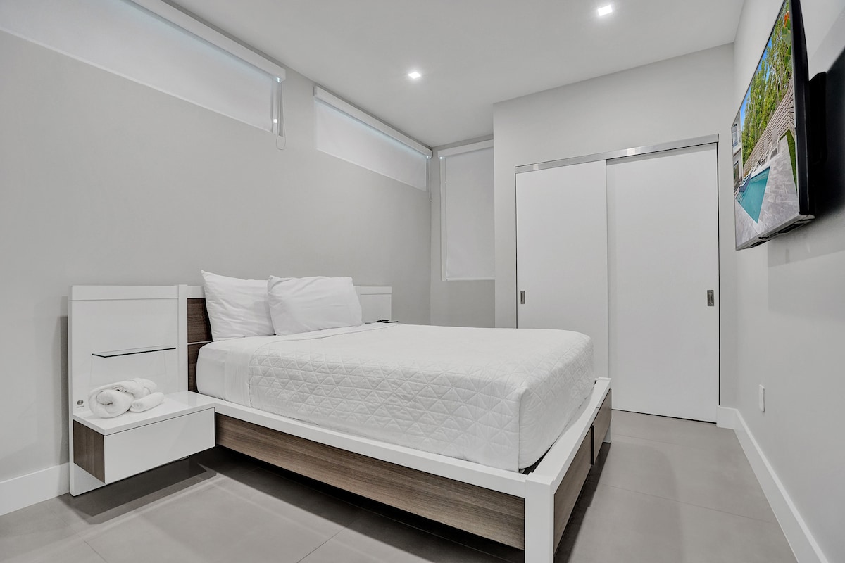 Toto je tretí a posledný pohľad na prvú spálňu s manželskou posteľou Queen a inteligentnou televíziou 4K.