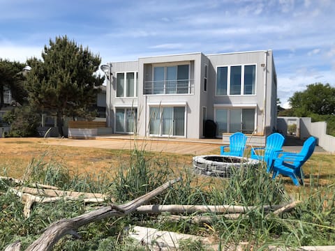 Spectacular Water-Front Beach House Beside Marina