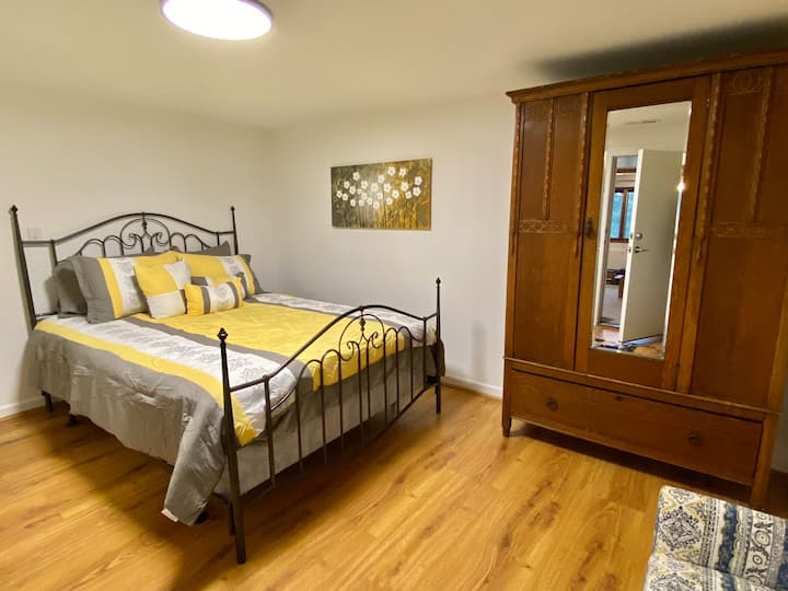 ორადგილიანი საწოლი გარდერობის ოთახში