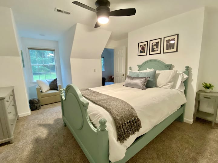 მაღალი ორადგილიანი საწოლი მწვანე ოთახში