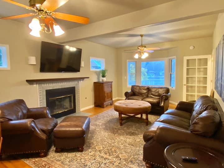 დიდი მისაღები ოთახი ტბის ხედით და ბევრი კომფორტული დასაჯდომი ადგილით