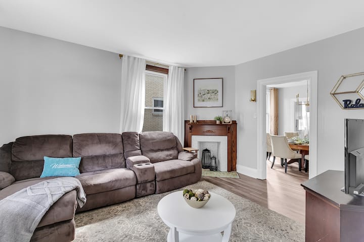Large Home Minutes From The North Shore Stadiums - Pittsburgh, PA