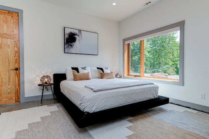 ห้องนอนขนาดใหญ่ #3 พร้อมเตียงคิงไซส์ที่สามและโซฟาปรับนอน "ห้องเด็ก" ห้องที่ 4 เชื่อมต่อกับห้องนี้