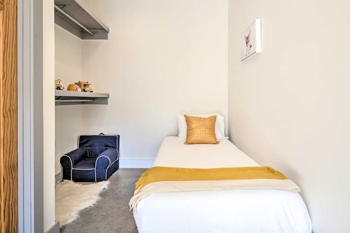 ห้องเด็กที่อบอุ่นพร้อมเตียงแฝด 2 หลังและมุมอ่านหนังสือ/เล่น เหมาะสำหรับเด็กเล็กแต่มีพื้นที่เพียงพอสำหรับเด็กโต