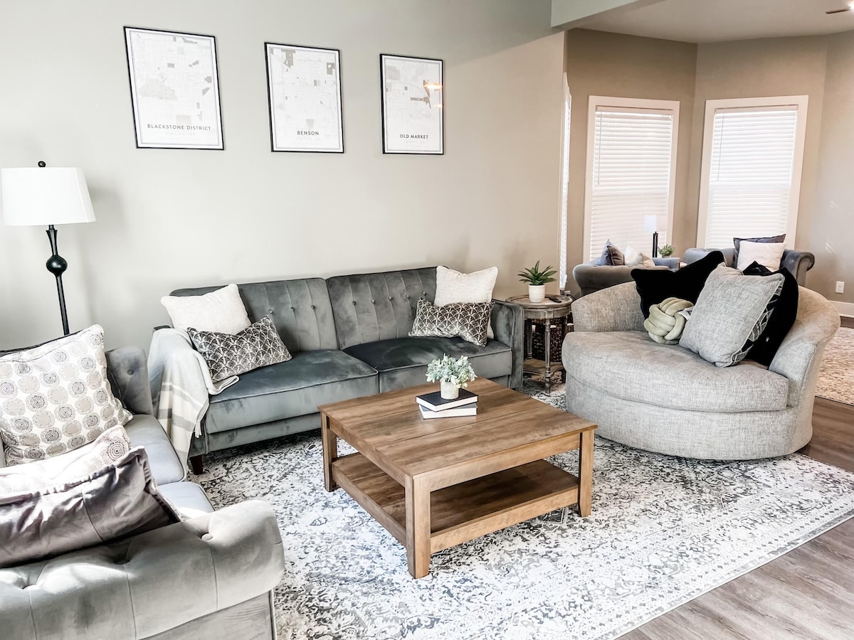 Furahia eneo letu la kuishi lililo wazi linalounganishwa kwa urahisi na chumba cha televisheni na jiko. Pata mchanganyiko kamili wa nafasi na mshikamano kwa ajili ya mikusanyiko yako yote. Ina makochi mawili yenye starehe na kiti cha watu wawili chenye nafasi kubwa.