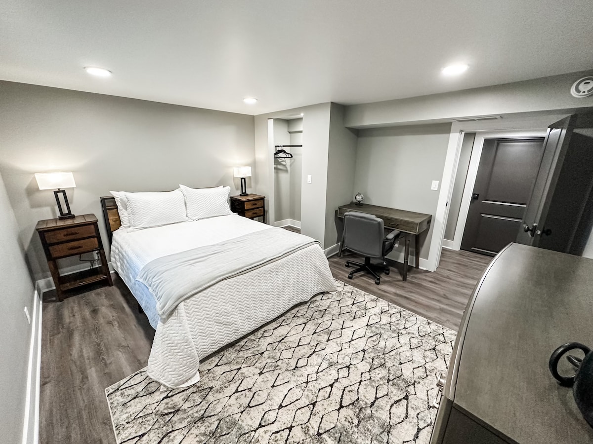 Gundua mapumziko yetu ya kifahari ya chumba cha chini ya ardhi, bandari ya kujitegemea iliyo na kitanda cha ukubwa wa malkia, dawati, sehemu ya kutosha ya kabati, meza mbili kando ya kitanda zilizo na bandari za kuchaji, na kabati kubwa la kujipambia kwa ajili ya starehe na urahisi wako.