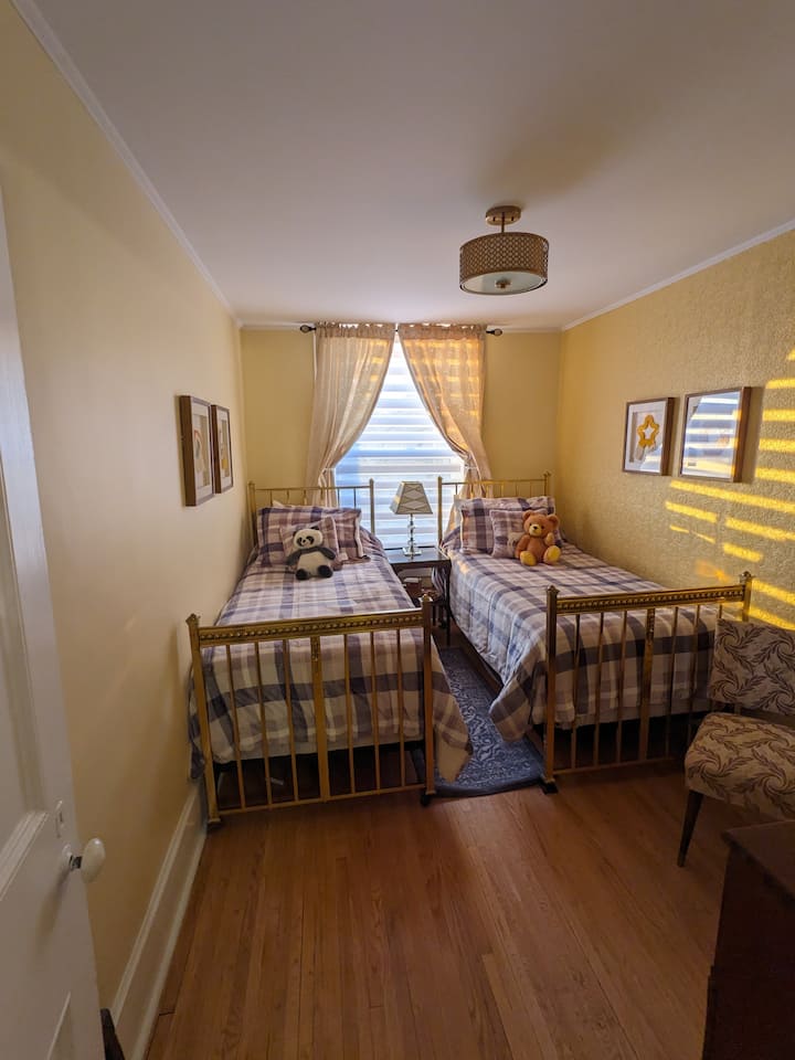 La habitación amarilla es una linda habitación orientada al oeste que tiene un ambiente infantil, pero ten la seguridad de que estas camas de bambú son muy cómodas para que los adultos duerman.  Mido 6'1" y estos solteros extendidos son geniales, el edredón de vellón los convierte en una trampa para la siesta garantizada.