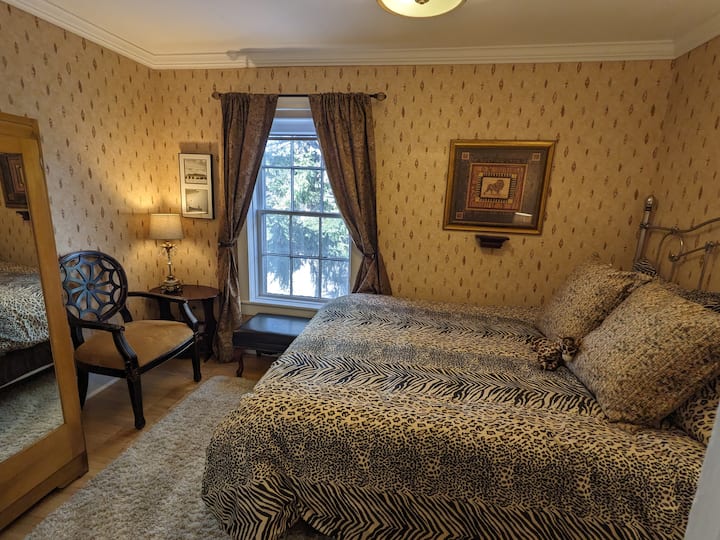 Habitación Den con cama de espuma viscoelástica queen, gran ventana norte que mira a una pared de verde desde un majestuoso árbol de piel exterior 