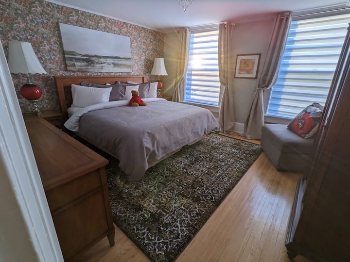 El dormitorio principal es amplio, con un juego de dormitorio de belleza, cama tamaño king y 2 grandes ventanas del oeste.  La tumbona en la ventana ofrece vistas nocturnas con un libro.  ¡Cada dormitorio tiene un peluche que te da la bienvenida!
