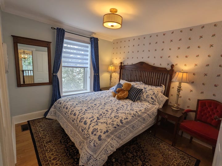La habitación azul es encantadora, orientada al sur y tiene un ambiente luminoso y espacioso.  Esta habitación disfruta de un armario completo.