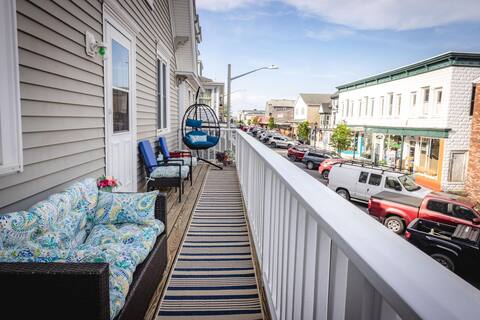 Cozy 3 bedroom apartment with King bed on Main St.