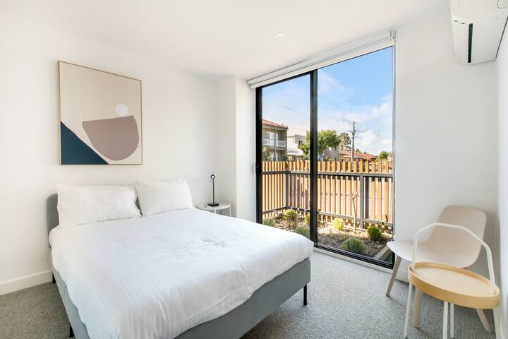 Richmond 3BR Stylish Sanctuary w/ Patio & Carpark gallery image 4