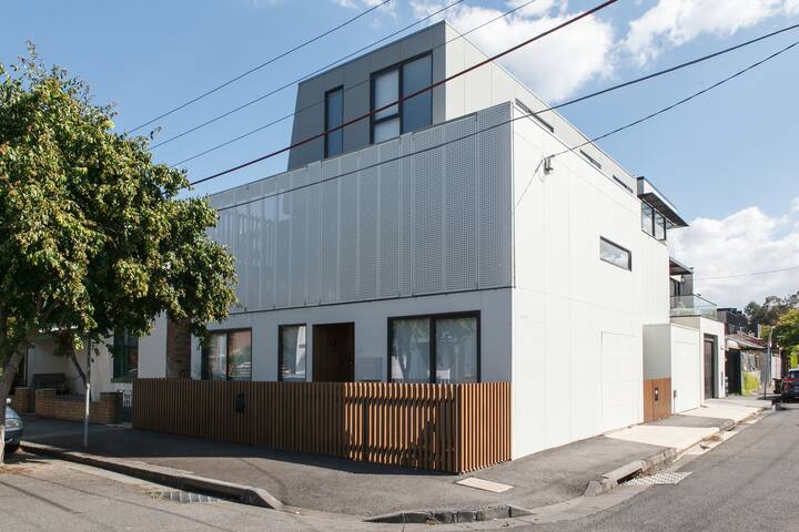 Richmond 3BR Stylish Sanctuary w/ Patio & Carpark gallery image 3