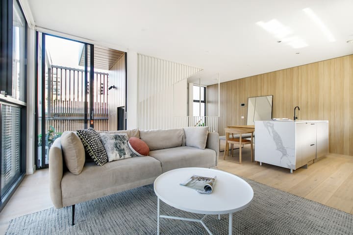 Richmond 3BR Stylish Sanctuary w/ Patio & Carpark gallery image 2