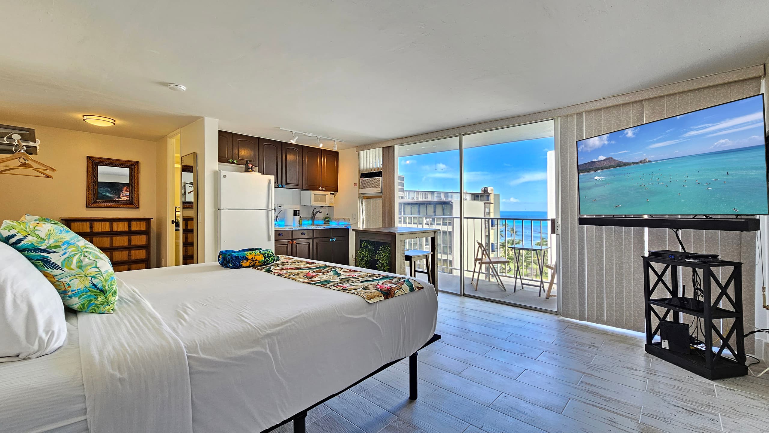 Condo in Honolulu · ★4.75 · Studio · 1 bed · 1 private bath - Image 1
