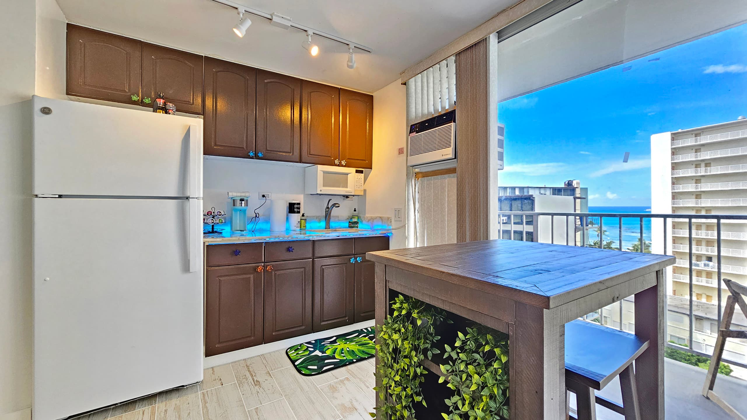 Condo in Honolulu · ★4.75 · Studio · 1 bed · 1 private bath - Image 2