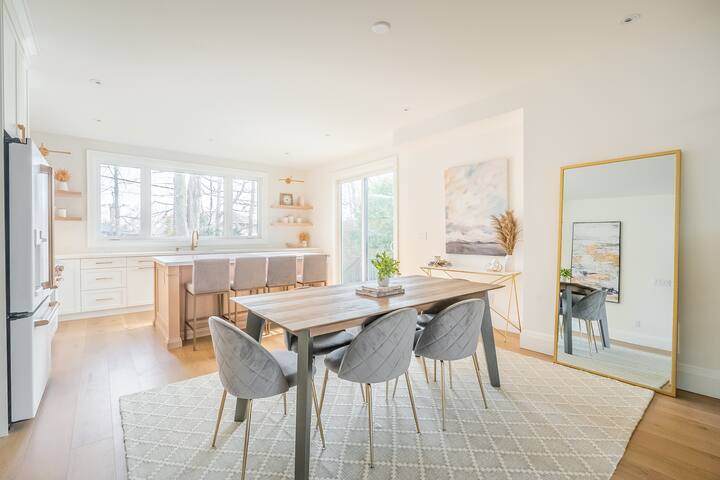 Luxury Home – 5 min from airport, 15 to downtown gallery image 2