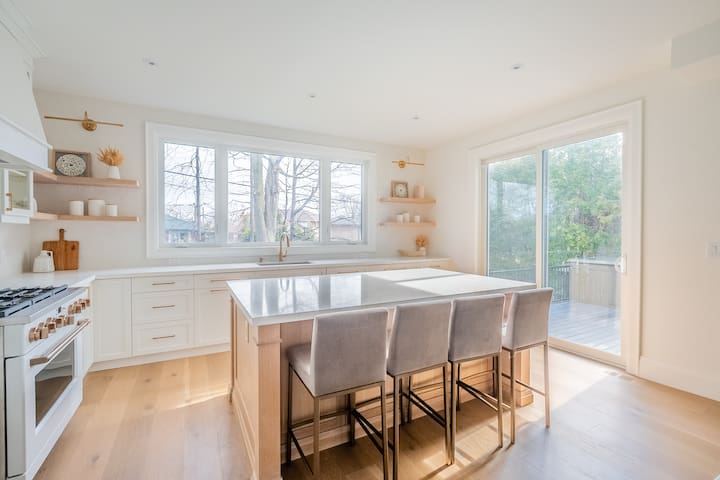 Luxury Home – 5 min from airport, 15 to downtown gallery image 3