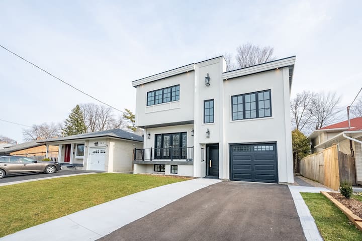 Luxury Home – 5 min from airport, 15 to downtown gallery image 4