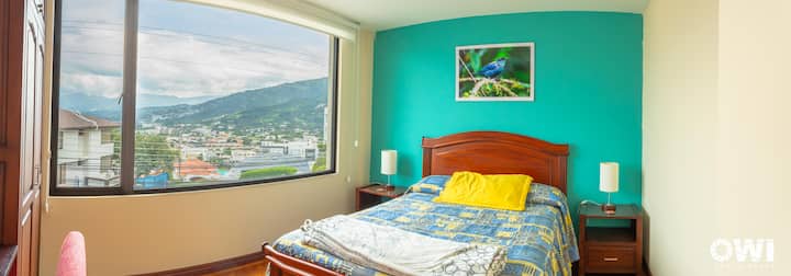 Chambre 1, Elle dispose d'une table de travail, d'une chaise, d'un placard et d'une belle vue sur le volcan Ilalo
