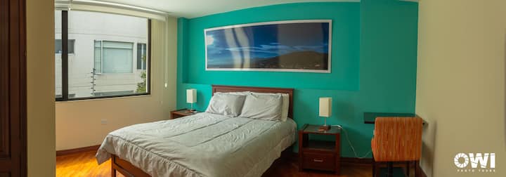 Chambre principale. Elle dispose d'une table de travail et d'une chaise confortable.