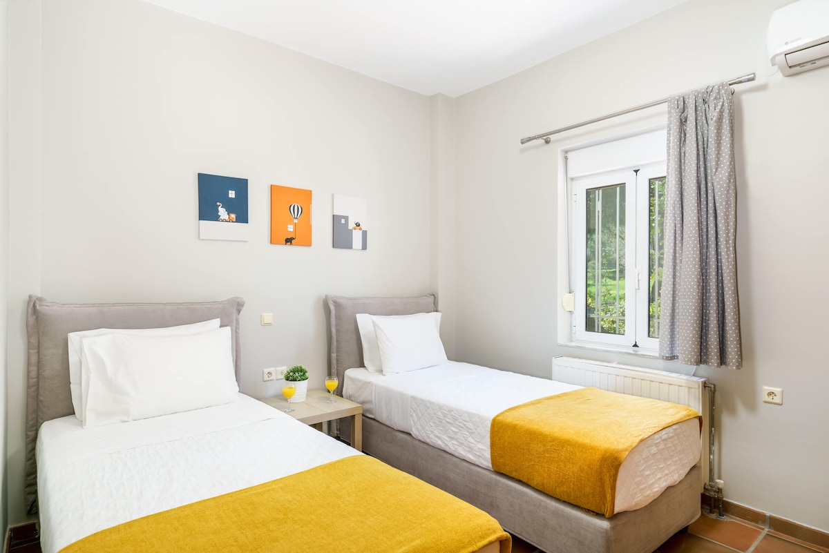 Chumba pacha cha kulala chenye vipande vidogo vya sanaa.