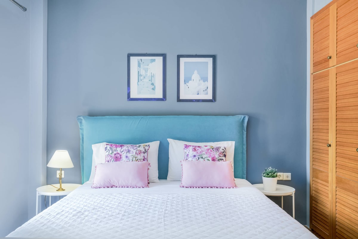 Chumba kizuri cha kulala chenye rangi ya bluu cha vyumba viwili.