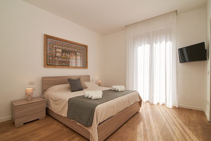 Splendida e luminosa camera da letto matrimoniale con quadro Indiano caratteristico  /camera da letto incredibile e luminosa con letto matrimoniale matrimoniale e pittura indiana unica