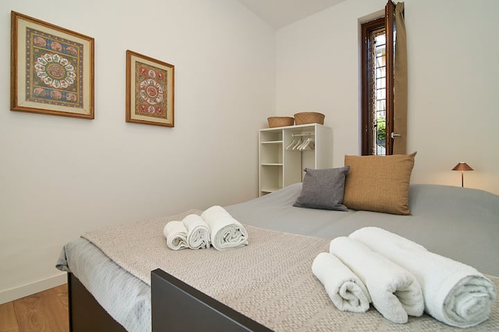 Splendida e luminosa camera da letto matrimoniale con quadro Indiano caratteristico  /camera da letto incredibile e luminosa con letto matrimoniale matrimoniale e pittura indiana unica