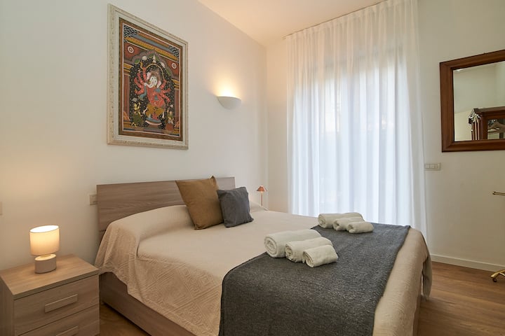 Splendida e luminosa camera da letto matrimoniale con quadro Indiano caratteristico  /camera da letto incredibile e luminosa con letto matrimoniale matrimoniale e pittura indiana unica