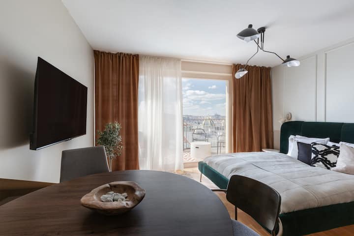 בחדר השינה השני יש גישה למרפסת, יש מיטת קווין סייז ומטבח עם פינת אוכל