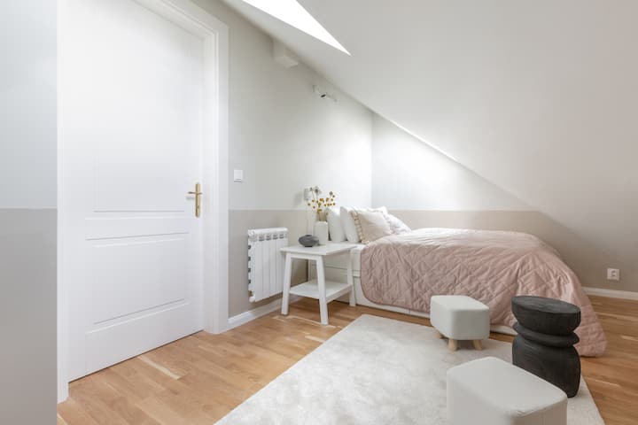 חדר שינה ראשון עם שתי מיטות קווין סייז