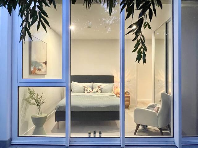 Luxury Holiday Near Brighton Beach w/Private Yard gallery image 5