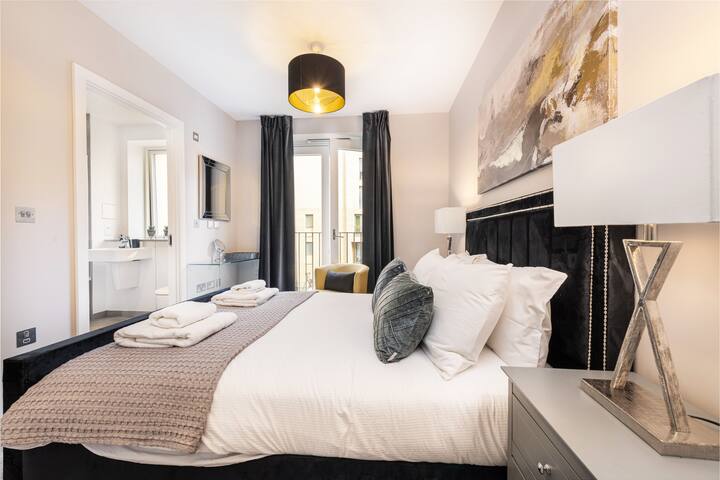 Amazing Townhouse – 4 Bed Interior Designed gallery image 4