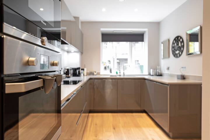 Amazing Townhouse – 4 Bed Interior Designed gallery image 3