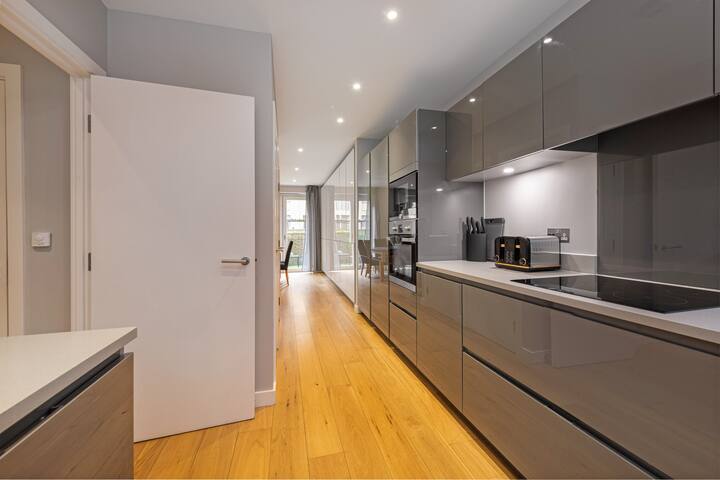 Amazing Townhouse – 4 Bed Interior Designed gallery image 5