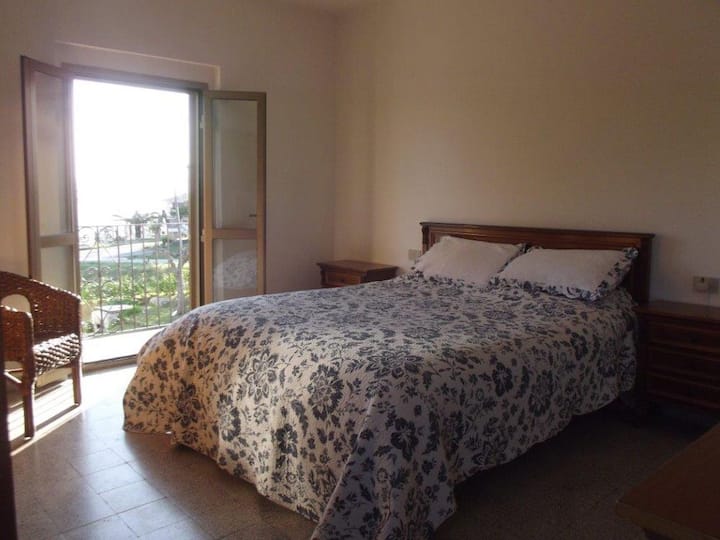 Dormitorio 1 con cama súper king size. Balcón Plus.