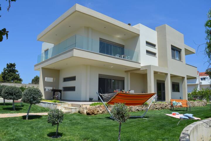 Home21-Spacious elegant villa-5 min from the beach gallery image 3