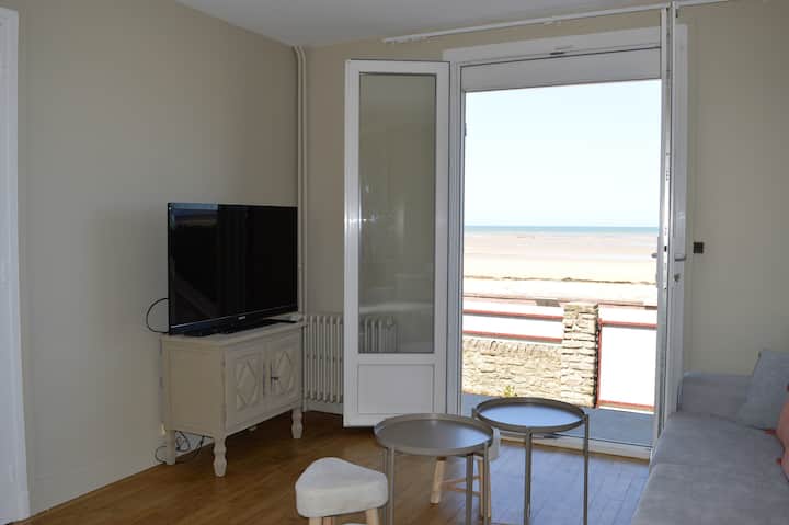 L'Estran – house on the sea wall with sea view
