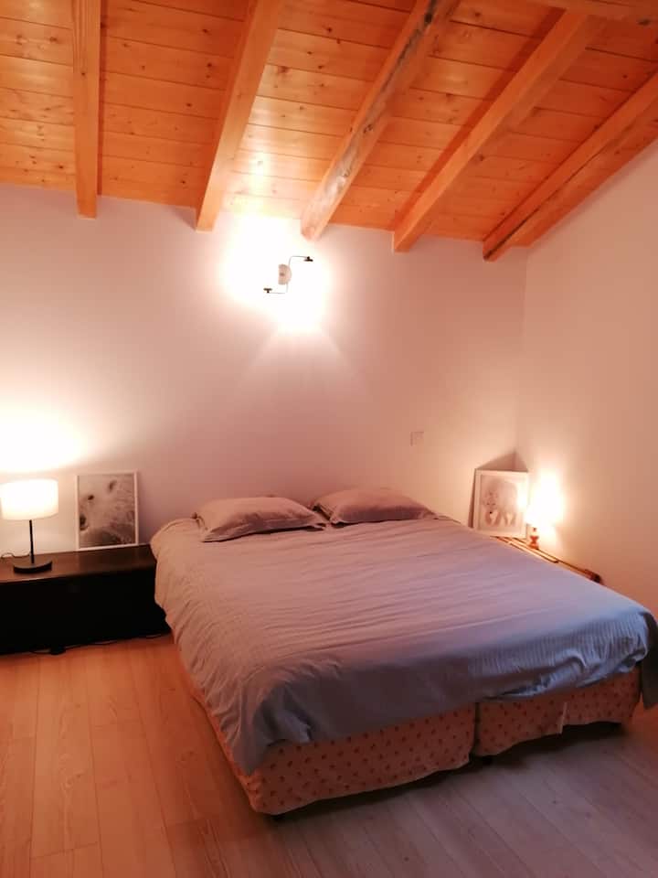 kulala katika magodoro 160 yaliyotengenezwa kwa sentimita 80. kunaweza kubadilishwa kuwa vitanda 2 vya mtu mmoja