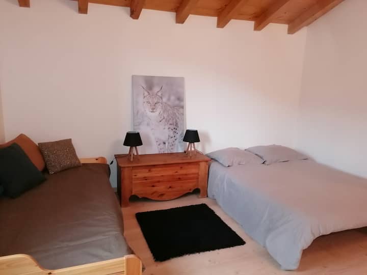 chumba kikubwa cha kulala chenye kitanda 1 katika 90 na 1 kati ya 140. kinachotolewa kwa ajili ya watoto