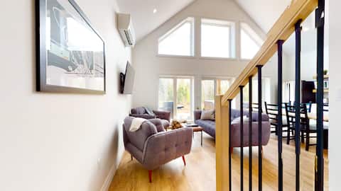 Popular Airbnb listing: Wentworth Hideaway 3BR w hot tub, STRLK, EV-CHGR in Cumberland, Subd. D
