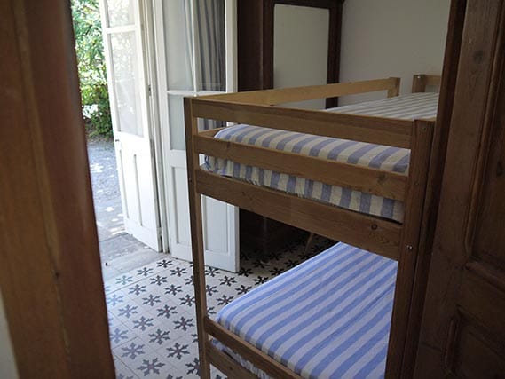 ოთახი ორსართულიანი საწოლებით