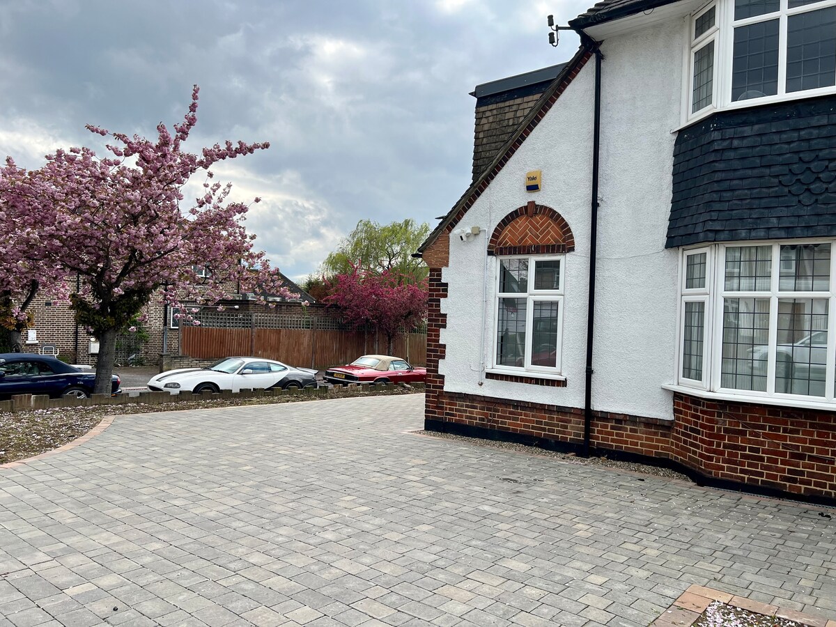 Popular Airbnb listing: 4 bed garden house in Mill Hill London in Elstree And Borehamwood