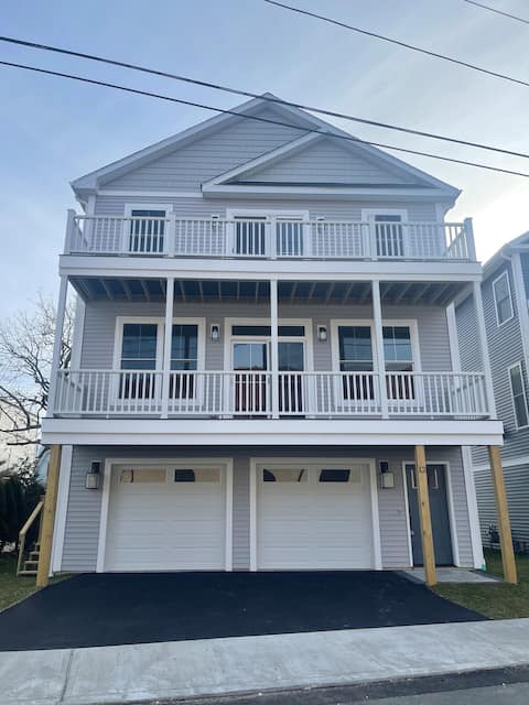 Beautiful Water Views! 1 house from beach