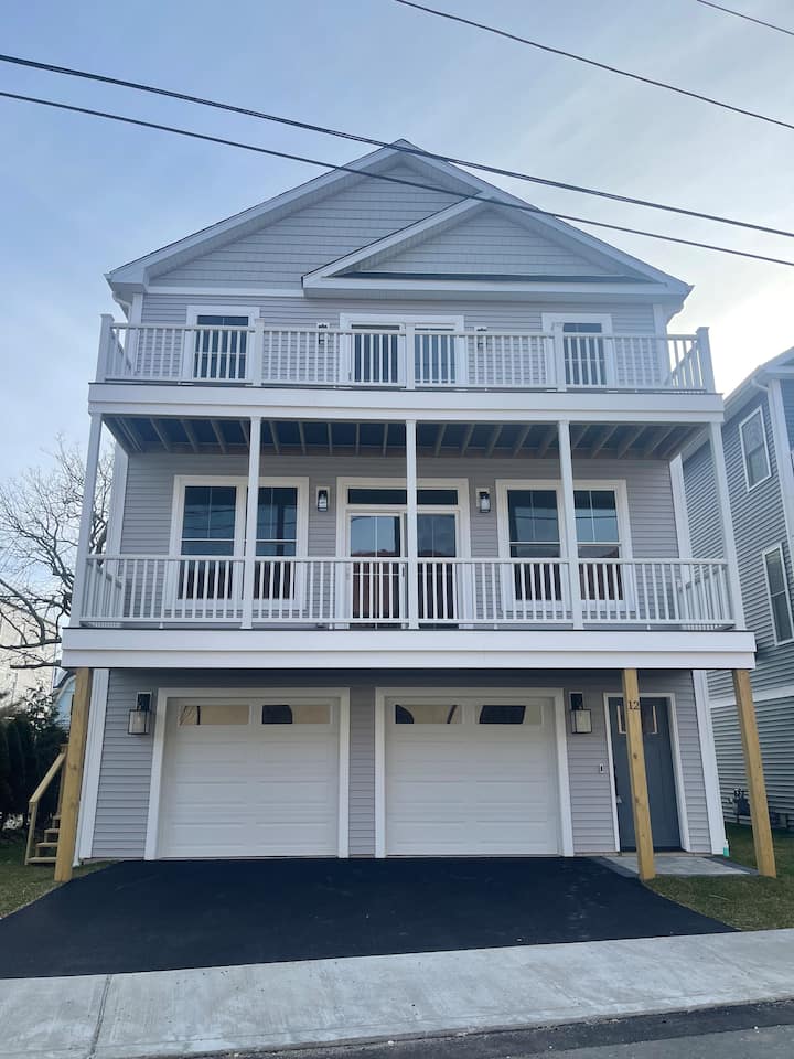 Water Views! 1 house from beach & Tyde venue