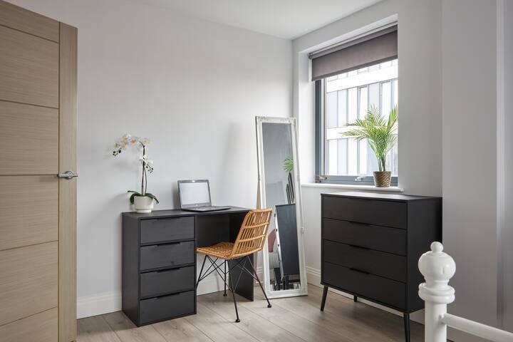 2-bed flat with balcony in central Harrow gallery image 5