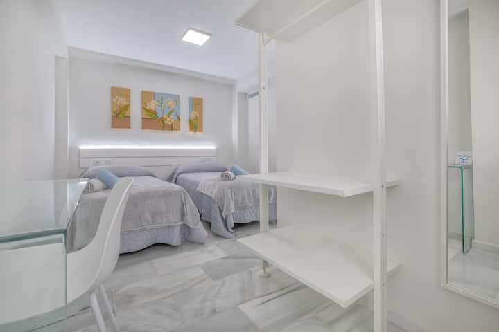 Dormitorio de dos camas individuales.

Dormitorio con dos camas individuales.