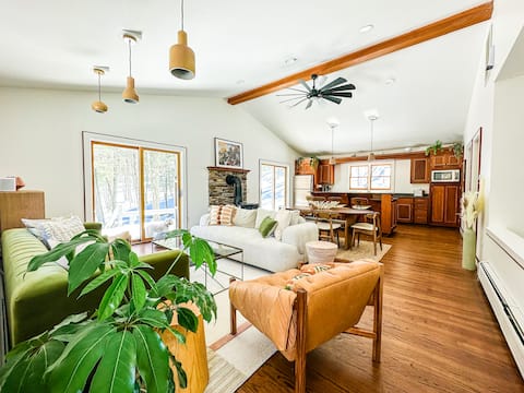 Modern Private Retreat w/ Indoor Court-Hot Tub-Spa
