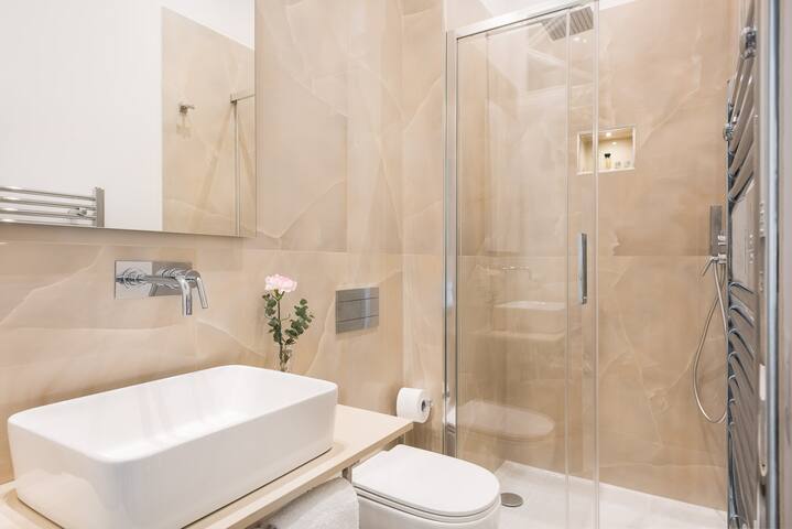 Idyllia | Elegant central flat gallery image 4